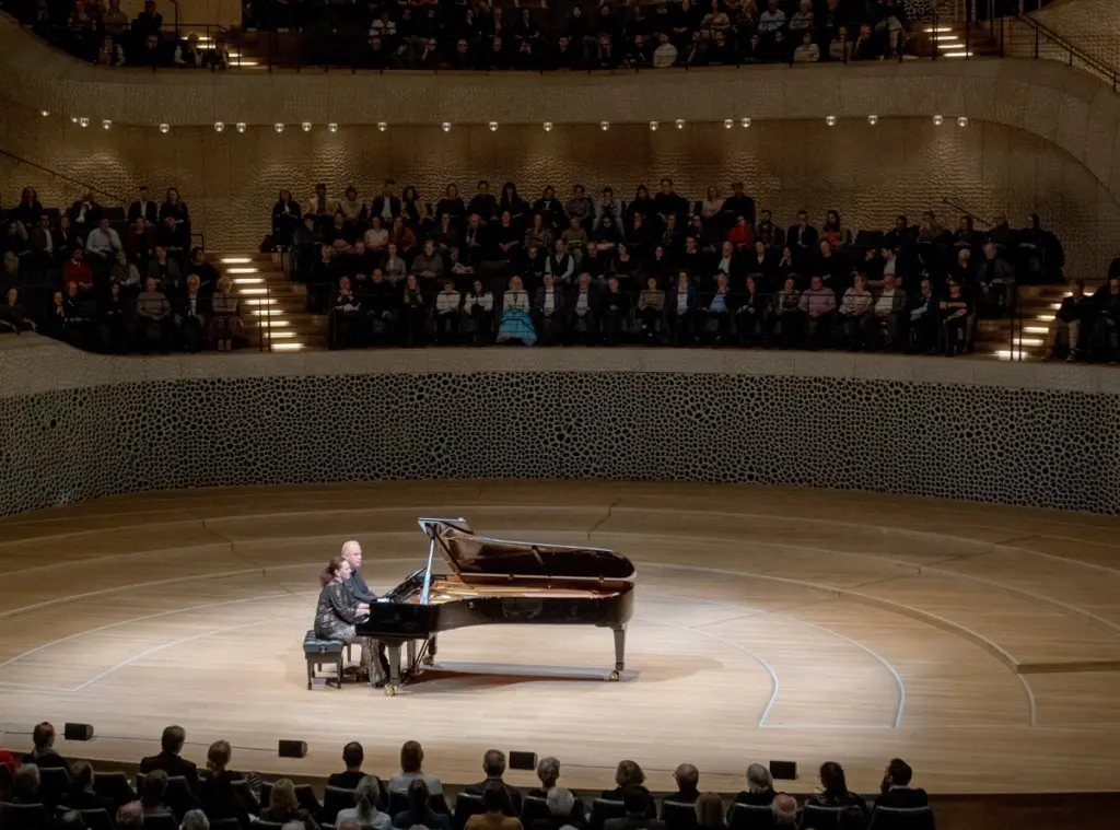 Genova & Dimitrov beim Konzert in der Elbphilharmonie, Hamburg, auf der großen Bühne vor einem beeindruckenden Publikum.