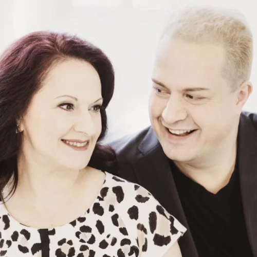 Genova & Dimitrov – Klavierduo, lachendes Porträt in heller Umgebung